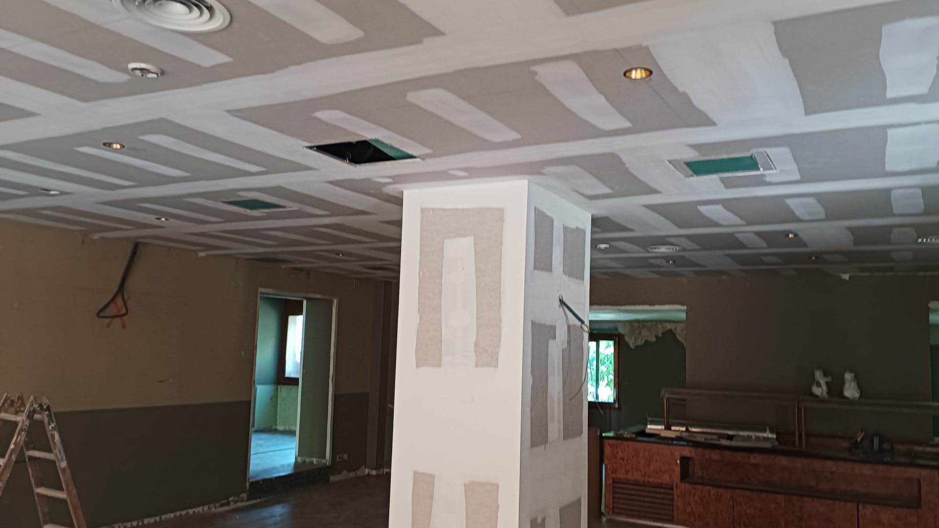 Comedor colectivo: techo y columna revestida