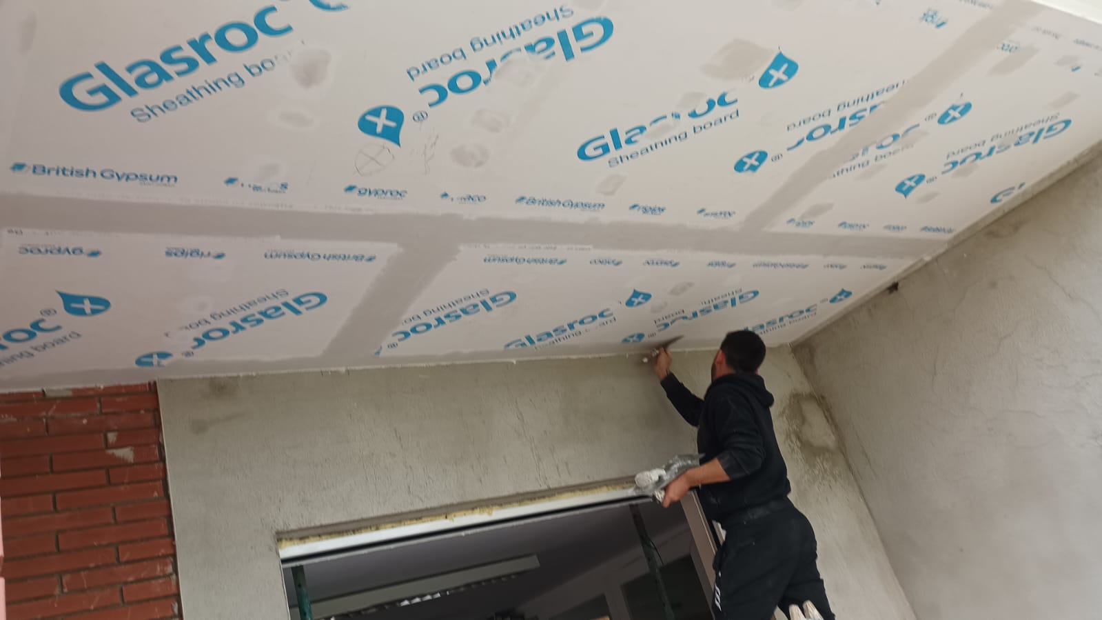 Nave con placa Glasroc en fachada