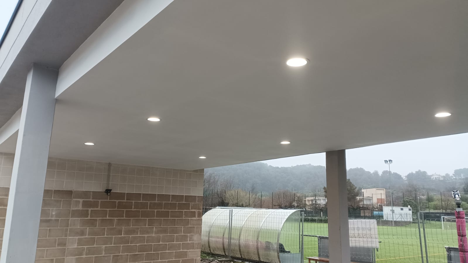 Falso techo exterior deportivo